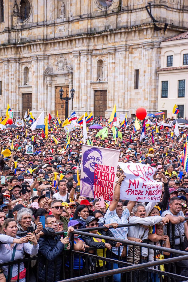nirsita's tweet photo. @lafm Cuál soledad bobo de la yuca?@IvanDuque 
Te AMAMOS presidente @petrogustavo 🇨🇴🙏🏼❤️ https://t.co/HFmSeTroTo