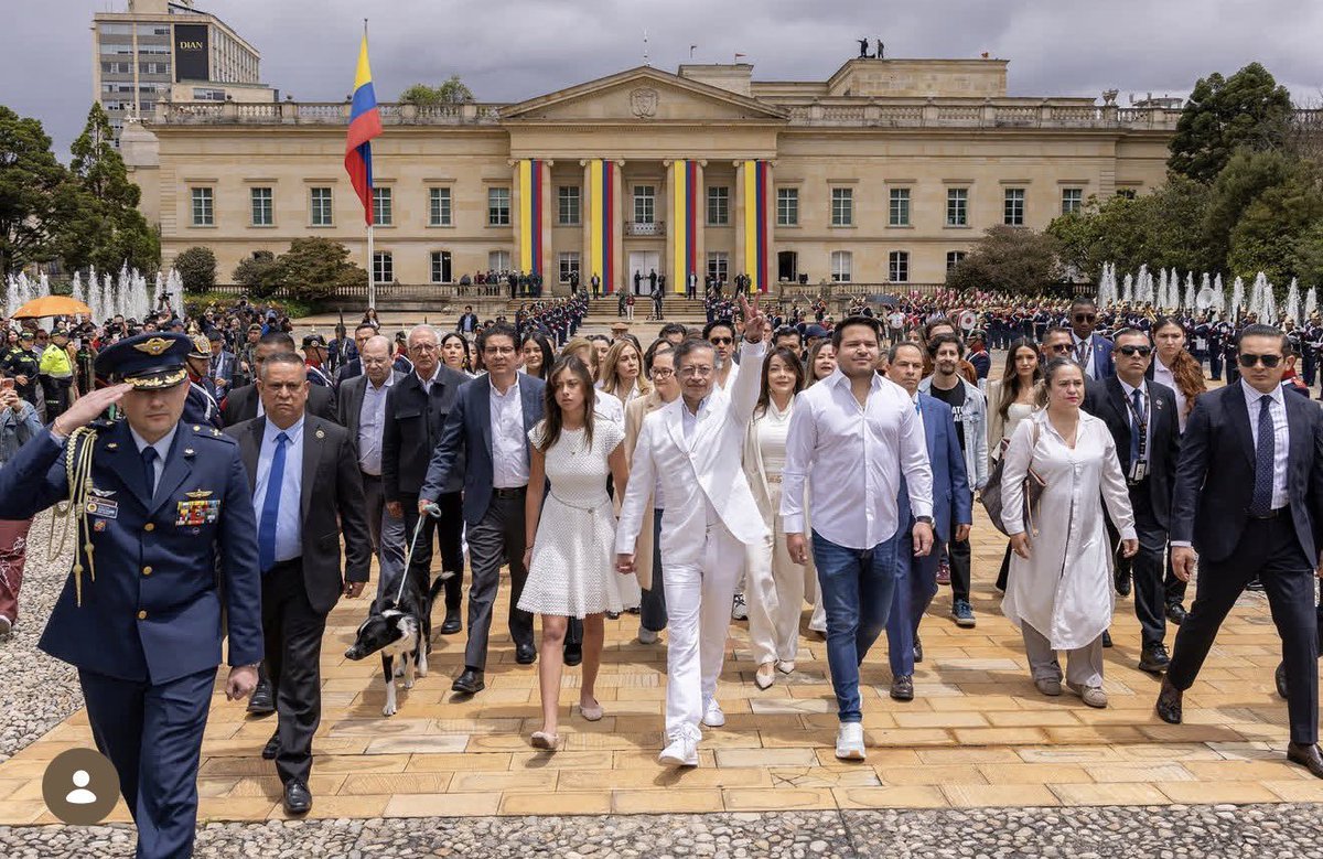 nirsita's tweet photo. @lafm Cuál soledad bobo de la yuca?@IvanDuque 
Te AMAMOS presidente @petrogustavo 🇨🇴🙏🏼❤️ https://t.co/HFmSeTroTo