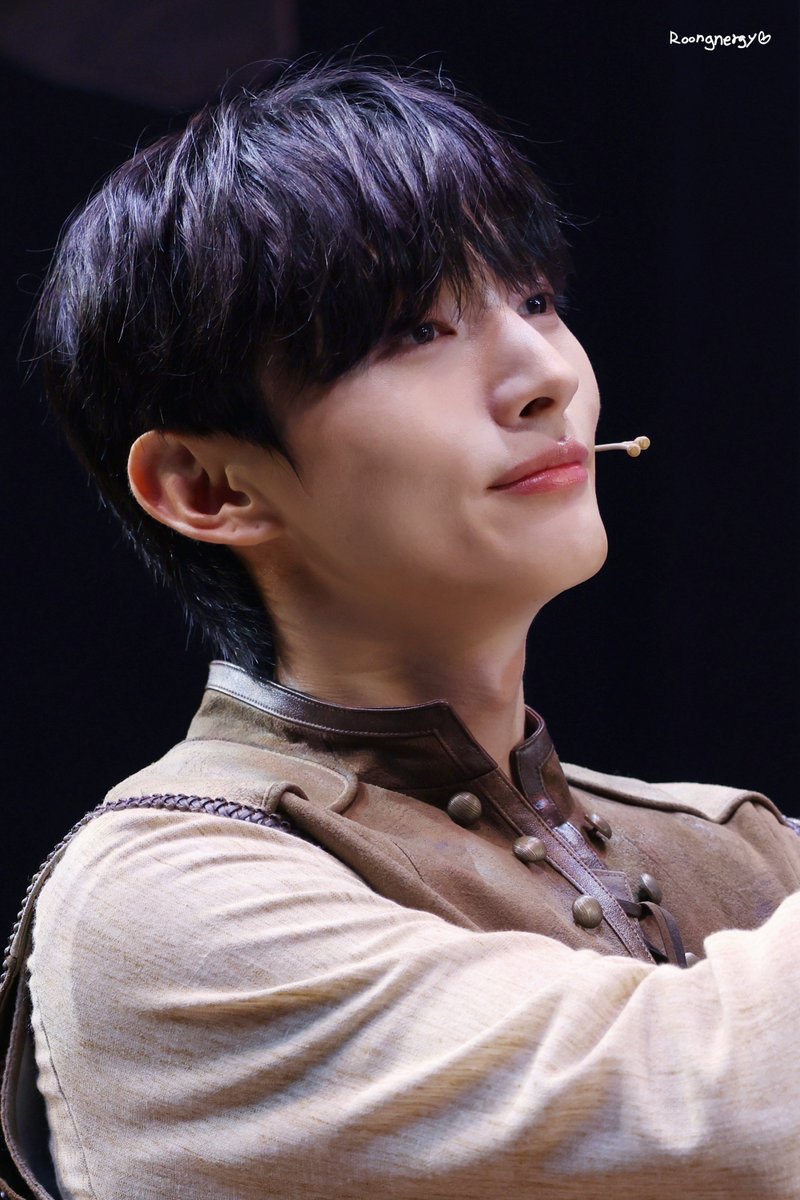 roongnergy38's tweet photo. 좋아하는거 눈 반짝반짝✨️

260808 소년의 초상 커튼콜데이
#소년의초상 #윤지성 #Yoonjisung https://t.co/GQp8O05JNR