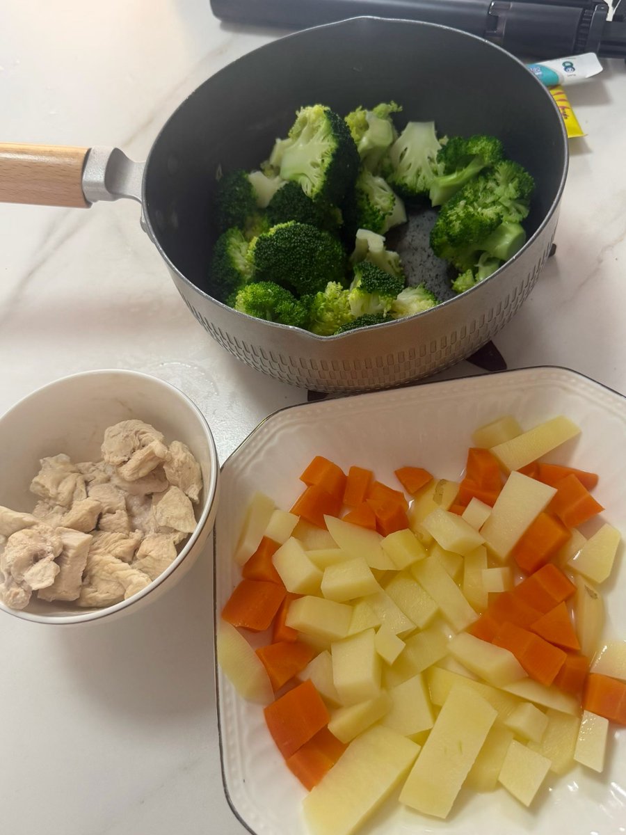 DgC2w's tweet photo. 🥦 Bữa tối nay | Ức gà, khoai tây và bông cải xanh 🥔
Những nguyên liệu giản đơn cũng có thể mang lại niềm hạnh phúc trọn vẹn.
Ức gà mềm ngọt 🥩, bông cải xanh giòn tươi 🥦 kết hợp cùng khoai tây bở tơi, mềm mịn 🥔 — một bữa ăn thanh đạm, bổ dưỡng, vừa mang lại cảm giác nhẹ nhàng lại vừa thỏa mãn vị giác.
Không cần gia vị cầu kỳ hay cách bày biện hoa mỹ,
chỉ đơn thuần là một bữa cơm nhà nóng hổi, ​​ấm áp và gần gũi.
Ăn ngon và sống vui; ngay cả một bữa ăn bình dị cũng thật đáng trân trọng. ❤️
#MonNgonHomNay #ComNha #UcGa #BongCaiXanh #KhoaiTay #NauAnTaiNha #AnNgon #BuaAnMotMinh