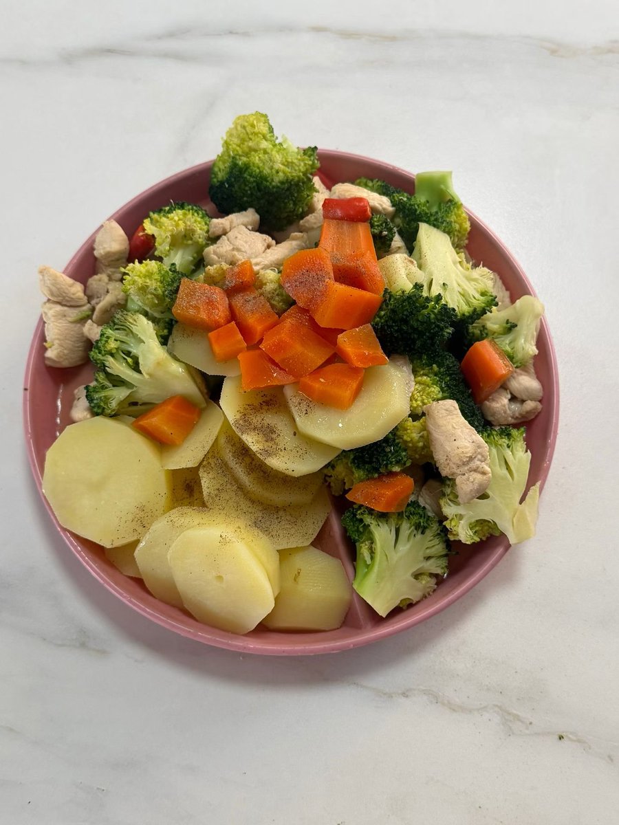 DgC2w's tweet photo. 🥦 Bữa tối nay | Ức gà, khoai tây và bông cải xanh 🥔
Những nguyên liệu giản đơn cũng có thể mang lại niềm hạnh phúc trọn vẹn.
Ức gà mềm ngọt 🥩, bông cải xanh giòn tươi 🥦 kết hợp cùng khoai tây bở tơi, mềm mịn 🥔 — một bữa ăn thanh đạm, bổ dưỡng, vừa mang lại cảm giác nhẹ nhàng lại vừa thỏa mãn vị giác.
Không cần gia vị cầu kỳ hay cách bày biện hoa mỹ,
chỉ đơn thuần là một bữa cơm nhà nóng hổi, ​​ấm áp và gần gũi.
Ăn ngon và sống vui; ngay cả một bữa ăn bình dị cũng thật đáng trân trọng. ❤️
#MonNgonHomNay #ComNha #UcGa #BongCaiXanh #KhoaiTay #NauAnTaiNha #AnNgon #BuaAnMotMinh