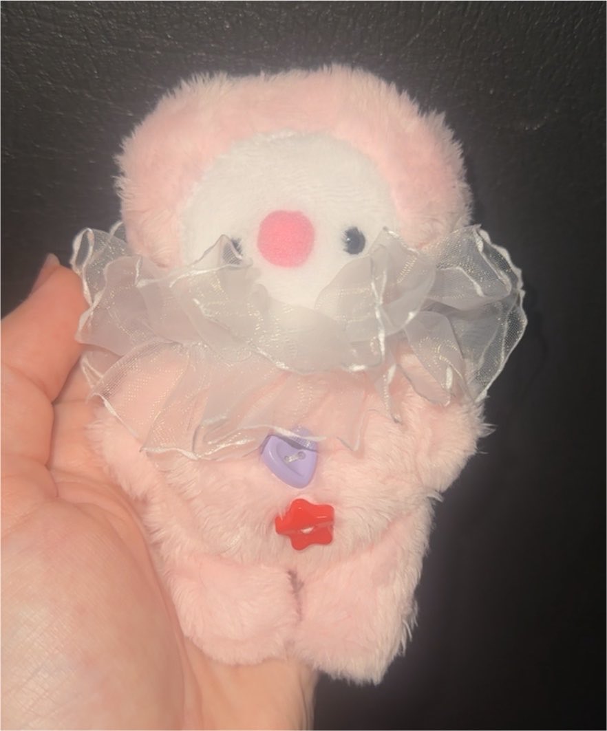 overeasyred's tweet photo. oh my god she is the most precious thing ever i love u smooch

thank u so much @lyricstitches im obsessed 💓💓💓💓💓 https://t.co/fgUe7h9VV8