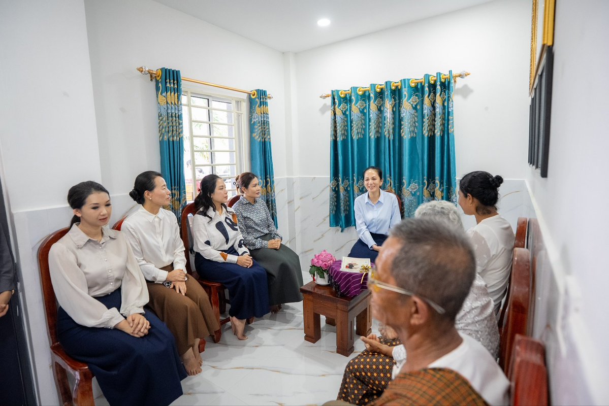 Dr_Hunmanet_PM's tweet photo. លោកជំទាវបណ្ឌិត ពេជ ចន្ទមុន្នី ហ៊ុនម៉ាណែត អញ្ជើញប្រគល់ផ្ទះថ្មី ចំនួន ៦ខ្នង ដែលជាអំណោយដ៏ថ្លៃថ្លារបស់ សម្តេចធិបតី និងលោកជំទាវបណ្ឌិតផ្ទាល់ ជូនដល់ក្រុមគ្រួសារនៃវីរកងទ័ពពលី រស់នៅក្នុងទឹកដីខេត្តតាកែវ។

ឆ្លៀតក្នុងឱកាសនេះ លោកជំទាវបណ្ឌិត បានពាំនាំប្រសាសន៍ចូលរួមរំលែកមរណទុក្ខដ៏សោកសង្រេងបំផុត រួមជាមួយប្រសាសន៍សួរសុខទុក្ខពី សម្តេចអគ្គមហាសេនាបតីតេជោ ហ៊ុន សែន សម្តេចកិត្តិព្រឹទ្ធបណ្ឌិត ប៊ុន រ៉ានី ហ៊ុនសែន រួមទាំង សម្តេចមហាបវរធិបតី ហ៊ុន ម៉ាណែត ជូនដល់ក្រុមគ្រួសារនៃសព ចំពោះការបាត់បង់សមាជិកគ្រួសារ និងចងចាំជានិច្ចនូវវីរភាពដ៏ថ្លៃថ្លាចំពោះជាតិមាតុភូមិ ។

បន្ថែមពីនេះ ដើម្បីជាការសម្រួលដល់ជីវភាពរស់នៅប្រចាំថ្ងៃ លោកជំទាវបណ្ឌិត ក៏បាននាំយកមកជាមួយនូវអំណោយរបស់ សម្តេចធិបតី និងលោកជំទាវបណ្ឌិត មានដូចជាថវិកា សម្ភារៈប្រើប្រាស់ ស្បៀងអាហារ និងសម្ភារៈចាំបាច់ផ្សេងៗ ជូនដល់ក្រុមគ្រួសាររបស់វីរកងទ័ព ។

ខេត្តតាកែវ ថ្ងៃទី៨ ខែសីហា ឆ្នាំ២០២៦

#ហ៊ុនម៉ាណែត #Hunmanet #កម្ពុជា #cambodia #សន្តិភាពនៅកម្ពុជា #Peaceincambodia