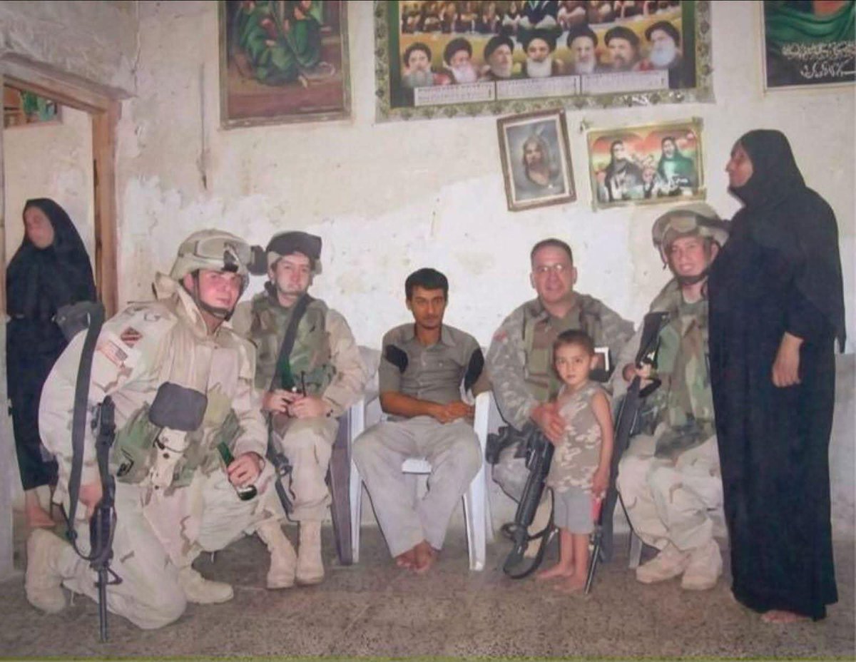 SaraAlarak's tweet photo. المقاوم مصطفى سند🐕 يقوم باسر عدد من جنود الاحتلال الامريكي عام 2003 والسيده الوالده تسويلهم غدا.......ابن الغوغائي يدور كرامة...... https://t.co/vZWoaj5ywQ
