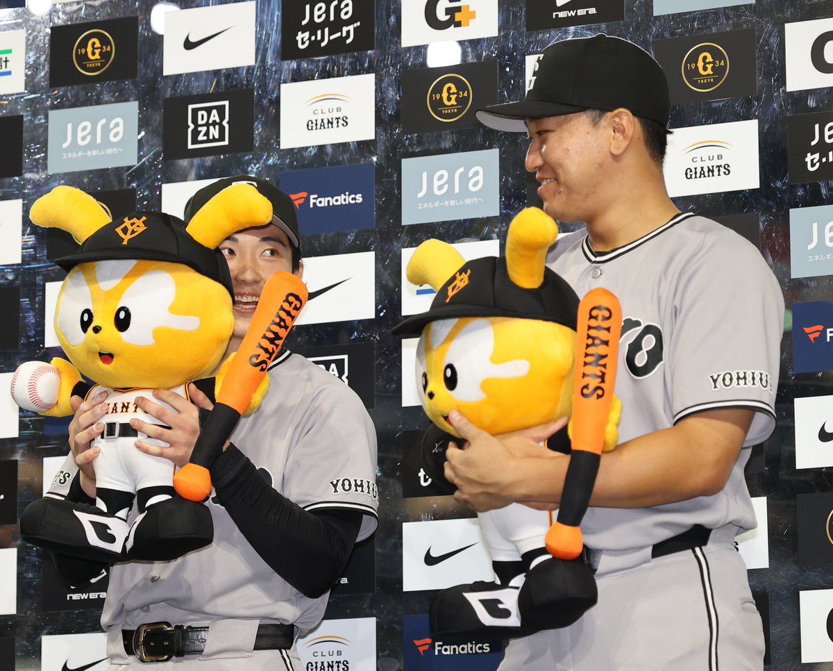 sanspo_giants's tweet photo. 【#本日のベストショット📸】 

キッズインタビュアーにかっこいい選手を聞かれ、#笹原操希 選手は「浦田選手」と回答。思わず照れる（？）#浦田俊輔 選手（撮影・萩原悠久人） 

#巨人 #ジャイアンツ #giants #サンスポ https://t.co/WmtjjjNu5U