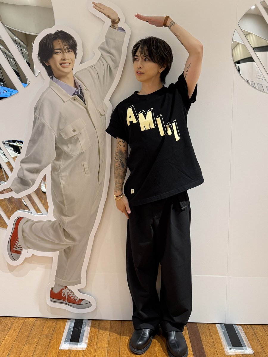genki17staff's tweet photo. 明星の撮影で2人でハートを作れないアイドルみたいな写真だな。笑 

#岩橋玄樹より https://t.co/k5hSan3yGn