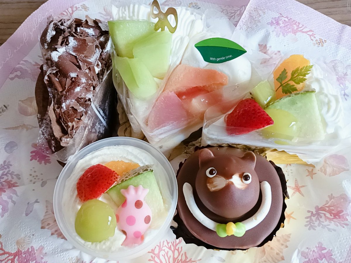 BiscoYebisu's tweet photo. 今日は身内の誕生日だったり世界猫の日だったり推しキャラの誕生日だったりデビュー発表日だったり色々お祝いが重なったのでケーキを食べます🎂 https://t.co/fdUV4CBKmy
