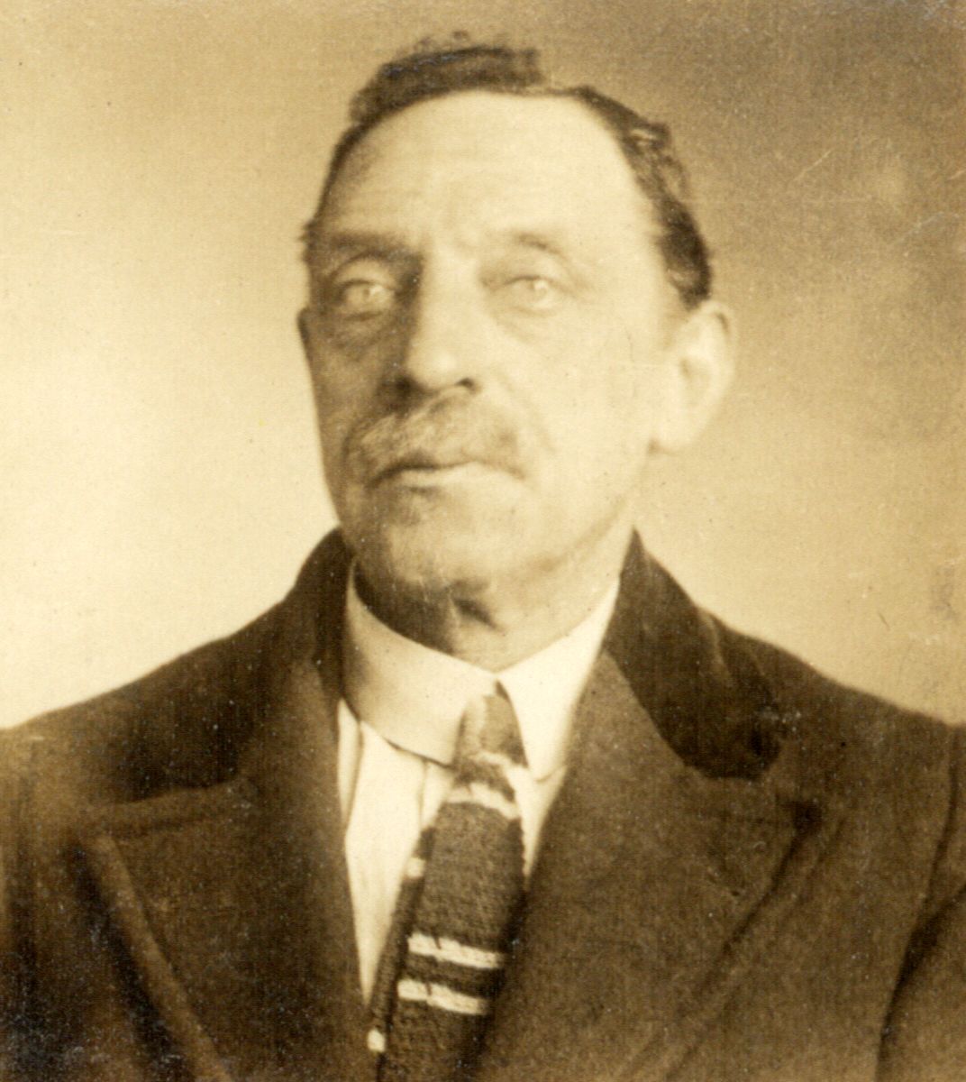 AuschwitzMuseum's tweet photo. 8 August 1865 | Dutch Jew, Hartog Doof, was born in Amsterdam. He emigrated to Belgium.

He was deported to #Auschwitz from Kazerne Dossin in Mechelen on 18 September 1942. He was murdered in a gas chamber after arrival selection. https://t.co/YPc77fTbjv