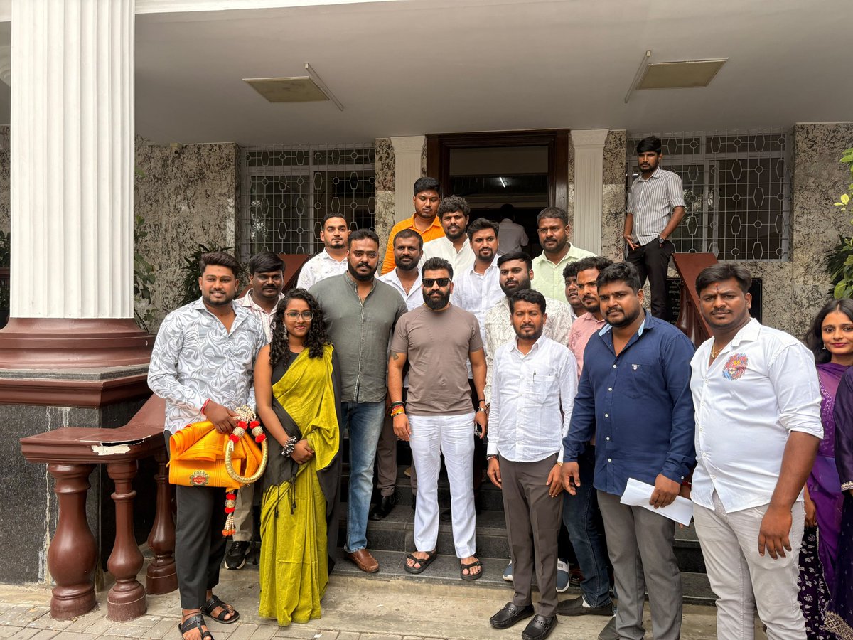 IYCKarnataka's tweet photo. 📱 ಬೆಂಗಳೂರು ಜಿಲ್ಲಾ KPYCC ಸಾಮಾಜಿಕ ಜಾಲತಾಣದ ಜಿಲ್ಲಾ ಕಾರ್ಯಕಾರಿಣಿ ಸಭೆ ✋🇮🇳

ಇಂದು KPYCC ಸಾಮಾಜಿಕ ಜಾಲತಾಣದ ರಾಜ್ಯಾಧ್ಯಕ್ಷರಾದ ಶ್ರೀ @GowdaHalle55283 ಅವರ ಸೂಚನೆಯಂತೆ ಹಾಗೂ KPYCC ರಾಜ್ಯಾಧ್ಯಕ್ಷರಾದ ಶ್ರೀ @manjunathansui  ಅವರ ಆದೇಶದಂತೆ, ರಾಜ್ಯ ಸಂಚಾಲಕರಾದ ಶ್ರೀ ಶ್ರೀನಿವಾಸ್ ಎಂ  ಅವರ ಅಧ್ಯಕ್ಷತೆಯಲ್ಲಿ ಬೆಂಗಳೂರು ಜಿಲ್ಲಾ KPYCC ಸಾಮಾಜಿಕ ಜಾಲತಾಣದ ಜಿಲ್ಲಾ ಕಾರ್ಯಕಾರಿಣಿ ಸಭೆ ಯಶಸ್ವಿಯಾಗಿ ನಡೆಯಿತು.

ಸಭೆಯಲ್ಲಿ ಭಾಗವಹಿಸಿದ್ದ ಪ್ರಮುಖ ಪದಾಧಿಕಾರಿಗಳು:

🔹 ಶ್ರೀ ಹರ್ಷ – ರಾಜ್ಯ ಸಂಚಾಲಕರು
🔹 ಶ್ರೀ ರಾಜಾ ರಾಜೇಶ್ವರಿ – ರಾಜ್ಯ ಸಂಯೋಜಕರು
🔹 ಶ್ರೀ ವೆಂಕಟೇಶ್ ಪ್ರಸಾದ್ – ರಾಜ್ಯ ಸಂಯೋಜಕರು
🔹 ಶ್ರೀ ರಾಕೇಶ್ – ಸಂಚಾಲಕರು, ಬೆಂಗಳೂರು ಗ್ರಾಮಾಂತರ ಜಿಲ್ಲೆ
🔹 ಶ್ರೀ ರಾಜಣ್ಣ – ಸಂಯೋಜಕರು, ಬೆಂಗಳೂರು ಗ್ರಾಮಾಂತರ ಜಿಲ್ಲೆ
🔹 ಶ್ರೀ ಇಮ್ತಿಯಾಜ್ – ಜಿಲ್ಲಾ ಸಂಚಾಲಕರು, ಬೆಂಗಳೂರು ದಕ್ಷಿಣ
🔹 ಶ್ರೀ ಮಧುಕುಮಾರ್ – ಸಂಚಾಲಕರು, ಬೆಂಗಳೂರು ಉತ್ತರ ಜಿಲ್ಲೆ
🔹 ಶ್ರೀ ಕ್ಯಾರಿಕ್ – ಸಂಯೋಜಕರು, ಬೆಂಗಳೂರು ಸೆಂಟ್ರಲ್

ವಿವಿಧ ಹಂತಗಳ ಪ್ರಮುಖ ಪದಾಧಿಕಾರಿಗಳು ಹಾಗೂ ಕಾರ್ಯಕರ್ತರು ಸಭೆಯಲ್ಲಿ ಭಾಗವಹಿಸಿ, ಸಾಮಾಜಿಕ ಜಾಲತಾಣದ ಸಂಘಟನೆಯನ್ನು ಮತ್ತಷ್ಟು ಬಲಪಡಿಸುವುದು, ಕಾರ್ಯಕರ್ತರನ್ನು ಸಕ್ರಿಯಗೊಳಿಸುವುದು ಹಾಗೂ ಕಾಂಗ್ರೆಸ್ ಪಕ್ಷದ ಜನಪರ ಸಂದೇಶಗಳನ್ನು ಪರಿಣಾಮಕಾರಿಯಾಗಿ ಜನರಿಗೆ ತಲುಪಿಸುವ ಕುರಿತು ಮಹತ್ವದ ಚರ್ಚೆ ನಡೆಸಿದರು.

ಕಾರ್ಯಕರ್ತರ ಶ್ರಮ, ಬದ್ಧತೆ ಮತ್ತು ಸಮರ್ಪಣೆಗೆ ಮತ್ತಷ್ಟು ಪ್ರೋತ್ಸಾಹ ನೀಡುತ್ತಾ, ಸಾಮಾಜಿಕ ಜಾಲತಾಣದ ಮೂಲಕ ಜನರ ಧ್ವನಿಯಾಗಿ, ಜನಪರ ವಿಚಾರಗಳನ್ನು ಪರಿಣಾಮಕಾರಿಯಾಗಿ ಜನರಿಗೆ ತಲುಪಿಸುವ ಬಲಿಷ್ಠ ಡಿಜಿಟಲ್ ಸಂಘಟನೆಯನ್ನು ನಿರ್ಮಿಸುವ ಸಂಕಲ್ಪ ಕೈಗೊಳ್ಳಲಾಯಿತು.

ಒಗ್ಗಟ್ಟಿನ ಸಂಘಟನೆ 🤝
ಬಲಿಷ್ಠ ಸಾಮಾಜಿಕ ಜಾಲತಾಣ 📱
ಜನಪರ ಕಾಂಗ್ರೆಸ್ ✋🇮🇳

ಜೈ ಕಾಂಗ್ರೆಸ್! ✋
ಜೈ ಕರ್ನಾಟಕ! 🇮🇳
#IYCKarnataka