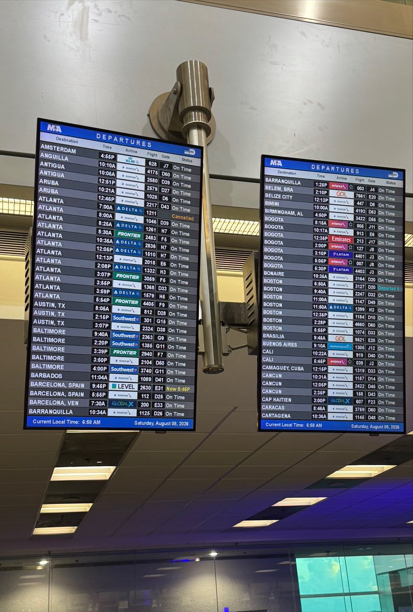LucasAbriata's tweet photo. Los Chad aeropuertos de EEUU ordenando los vuelos por destino

Vs el resto del mundo ordenando por horario

Ellos se la pegaran usando Farenheit y Millas pero en esta batalla tienen razón https://t.co/RLTPOMN1JU