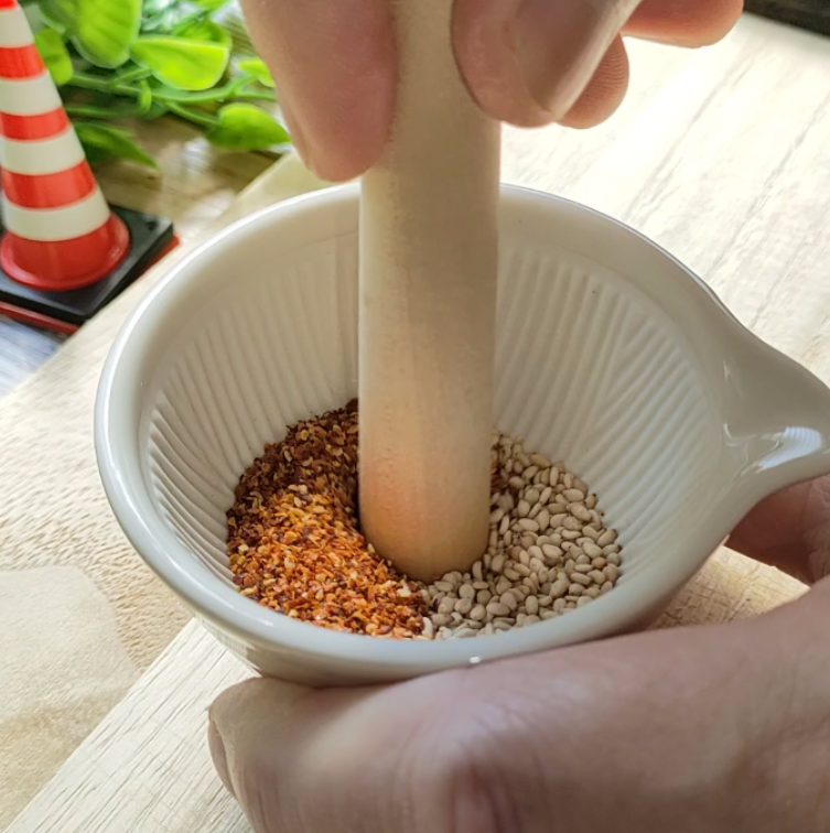 mari_kitchen_'s tweet photo. 【��報】脂肪燃焼＆痩せ菌増殖に狂う私が辿り着いた神副菜✨ネギとワカメ和えただけの草（爆）出し🚀

カロリー実質ゼロ（妄想）で美味しくデトックス！分量は楽天レシピを見てね🤫👇 https://t.co/baU22xTUFf https://t.co/rOBW1rtKRp