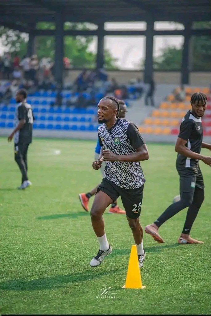jenovicmbowa1's tweet photo. 🇨🇩⚽️ L’US Tshinkunku cette saison sera en feu. Padou Bopunga s’entraîne aussi avec l’équipe de Kananga 🖤🤍 https://t.co/wKlkFZOkN0