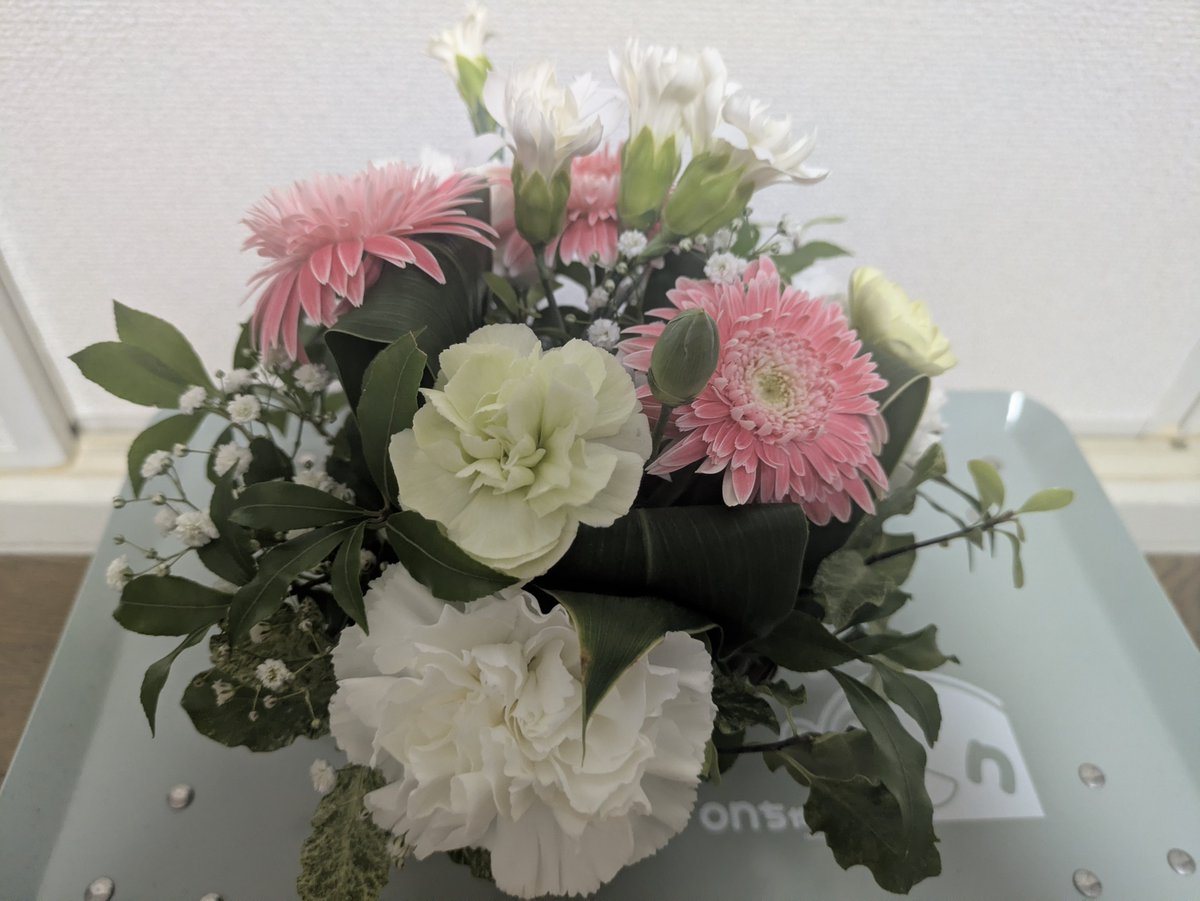 dou445's tweet photo. 今日はパーティーに参加したんですが、最後にお花をいただきました。部屋中お花のいい香り。 https://t.co/N34juElkRO