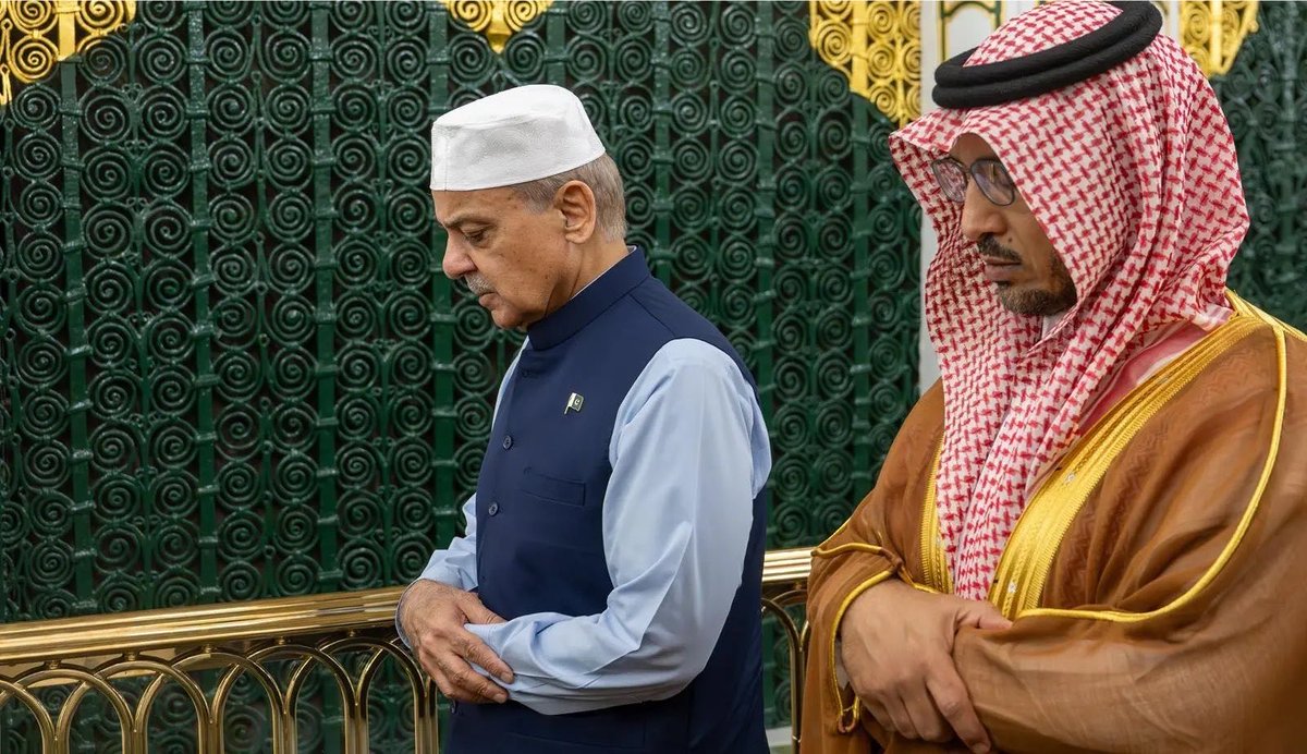 SaudiNews50's tweet photo. رئيس وزراء باكستان يزور المسجد النبوي الشريف.

- https://t.co/kZM8g8T0PD