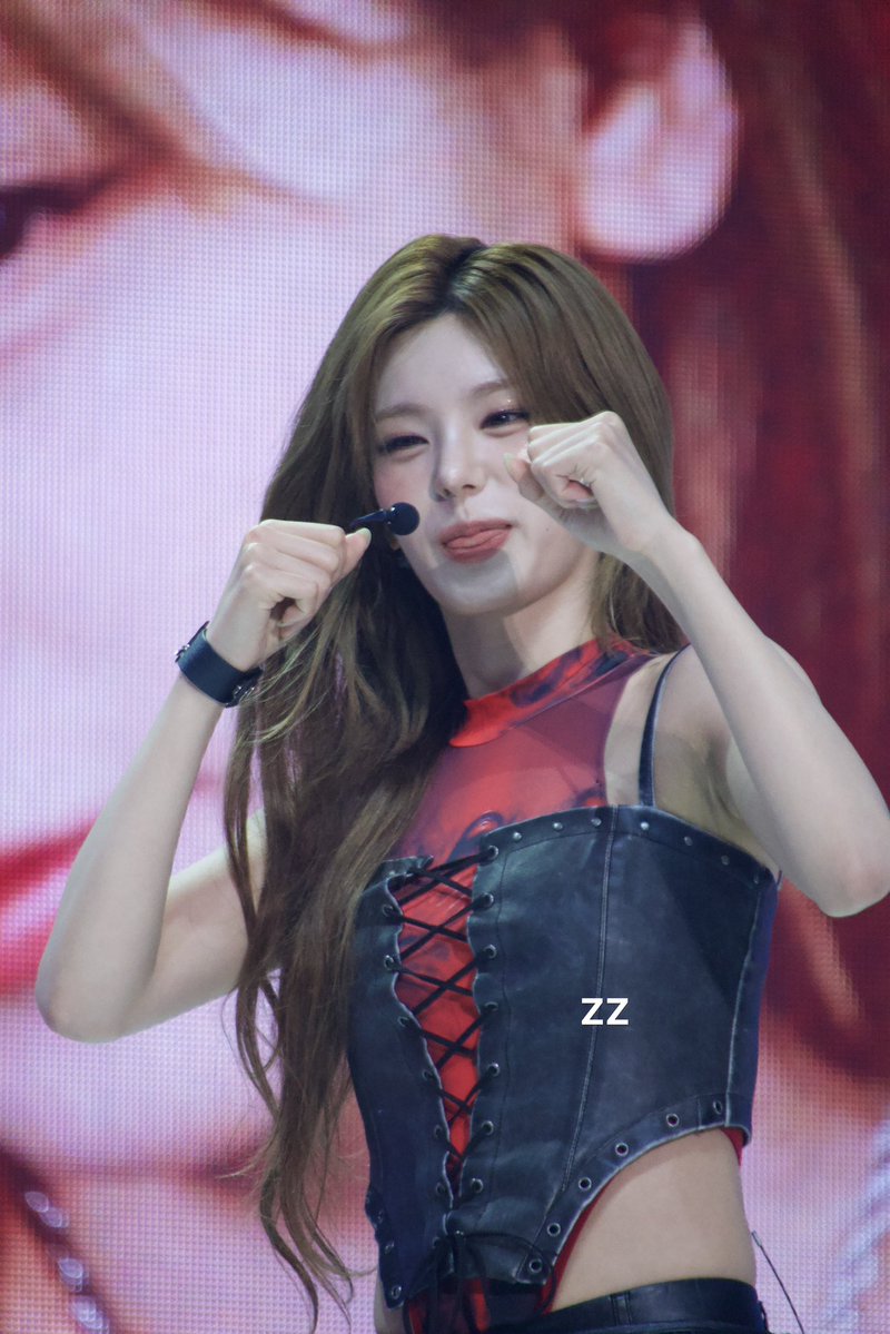 Zirantree0308's tweet photo. #YEJI #있지 

0808

👊🏻🐱 https://t.co/NXH5fTP370