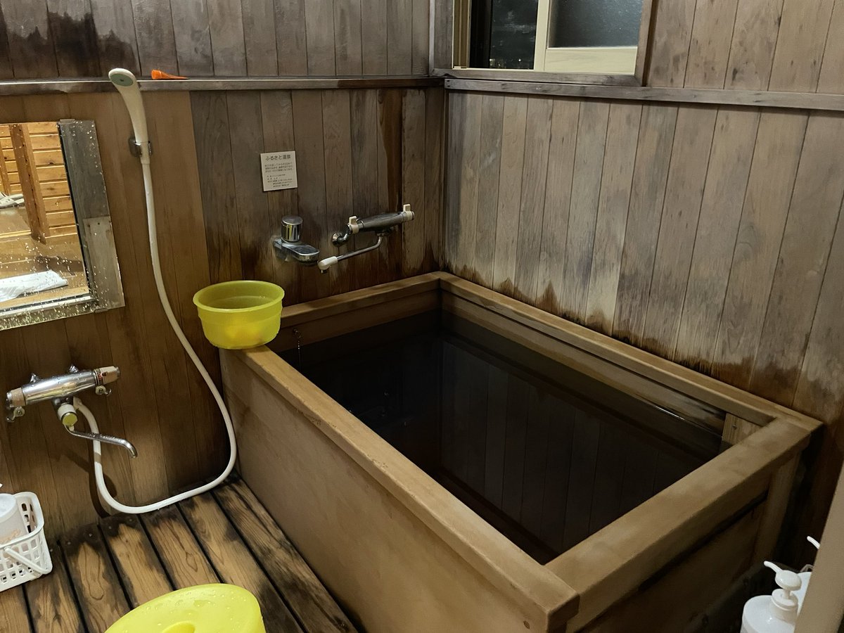 chemistyage's tweet photo. 青森のコテージに泊まりに来た
備え付けのお風呂には本物の温泉が出てくる！ https://t.co/6tlRostp8W