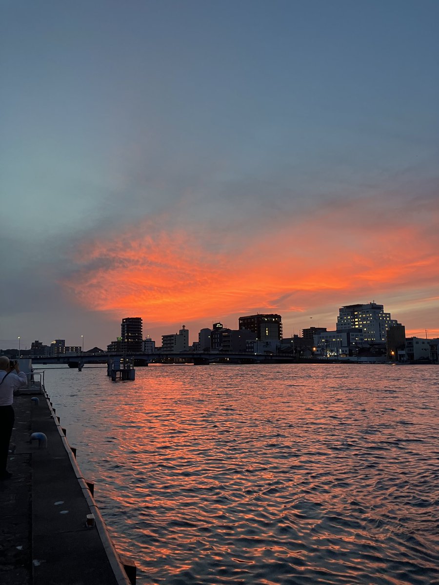 tuki_ukiuki's tweet photo. 夕焼け雲と大橋川
 #松江市  #島根県 https://t.co/VtKLjv5ejk