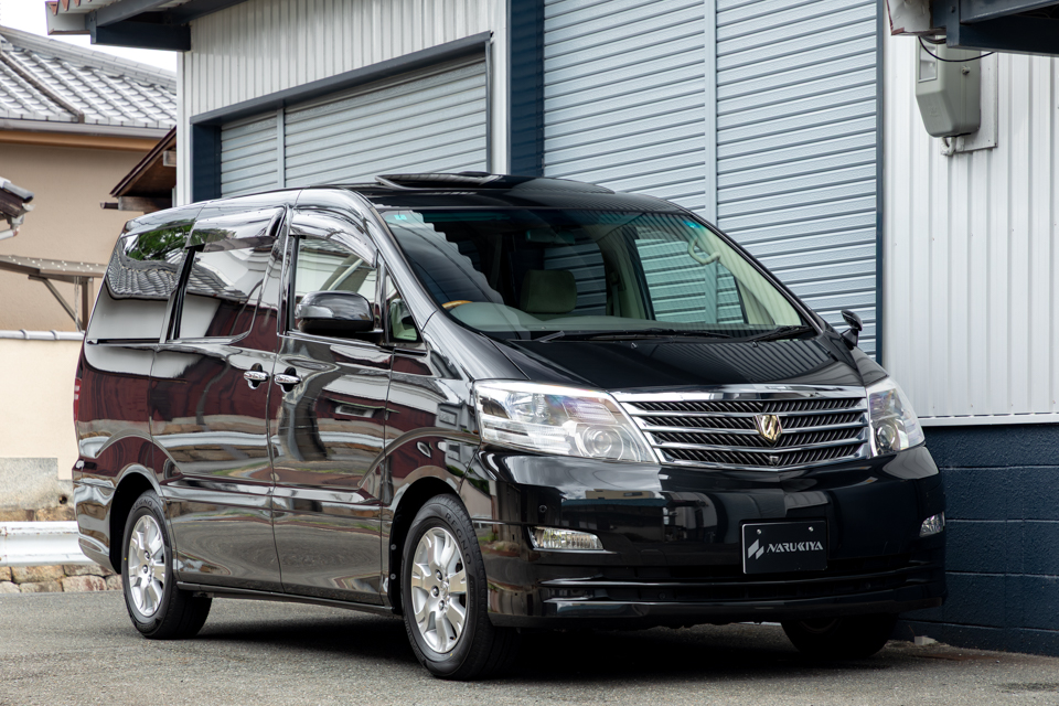 NARUKI_YA's tweet photo. 【新規入庫】アルファードG 3.0MZ 7人乗り
●実走行87,000km
●車検 令和９年７月まで
●修復歴無し
●後期モデル
●3.0 MZ ７人乗り
・Ｖ型６気筒ＤＯＨＣエンジン
・５速オートマチック
・16インチアルミホイール
・ディスチャージヘッドランプ
・インテリジェントAFS
・トップシェード付きフロントガラス
・メッキアウタードアハンドル
・カラードウォッシャーノズル
・デュアルパワースライドドア
・バックドアイージークローザー
・スマートドアロックシステム
・クリアランスソナー
・クルーズコントロール
・オプティトロンメーター
・コンビハンドル
・足元照明付イルミネーテッドエントリー
・電動カーテン(リア５面)
・ジャガードモケットシート
・運転席パワーシート
・２列目キャプテンシート
・収納式オットマン
・セカンドシートサイドテーブル
・木目調＋メッキモールセンタークラスター
・ピラー＆ボックス内植毛
・ステップメッキモール＆ネームプレート
・ドアカーテシランプ
・メッキインサイドドアハンドル
・排気ガス検知式内外気自動切替システム付デュアルフルオートエアコン
●純正オプション
・ツインムーンルーフ
・サイドターンランプ付ドアミラー
・HDDナビゲーションシステム
・バックカメラ
・ブラインドコーナーモニター
・レーンモニタリングシステム
・スーパーライブサウンドシステム
・後席９型ワイドディスプレイ
・ETCユニット(ビルトインタイプ)
・AC100V電源
●エアログレード用ヘッドライト(スモーク調)
●プライバシーガラス
●ゴールドエンブレム
●スライドドアイージークローザー
●キーレス
●オートライト
●LED室内間接照明
●ISOFIX対応チャイルドシート固定専用バー
●ヘッドライトレンズプロテクションフィルム施工
●取扱説明書＆新車時保証書
●ディーラー記録簿11枚
●タイミングベルト交換ステッカー有り

内外装ともにきれいなアルファードです。
ビシッと新品REGNOを履かせてみました。
８月末まではお支払い総額95万円→88.8万円でのご提供です。

https://t.co/ioIu0cOVz8