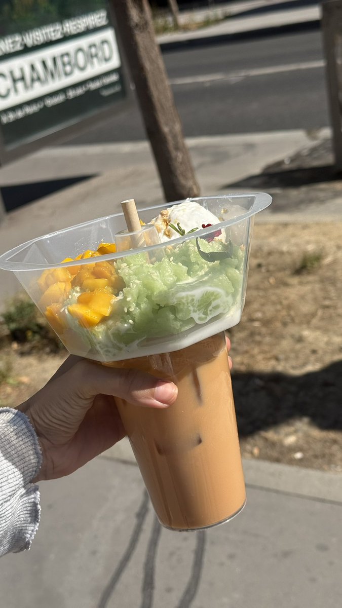 asuna_nia's tweet photo. si vous aimez le Thai tea et le mango steaky rice foncez a coupi bar dans le 13eme jusqu’au 14 août !! 🇹🇭 https://t.co/iY5ZSc6NXS