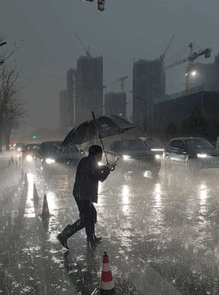 isanth1's tweet photo. A stranger’s extra care when I fumbled with my grocery bags at the rain crosswalk made my whole day—small kindnesses hit so different, wow. https://t.co/oOO5fzssxP