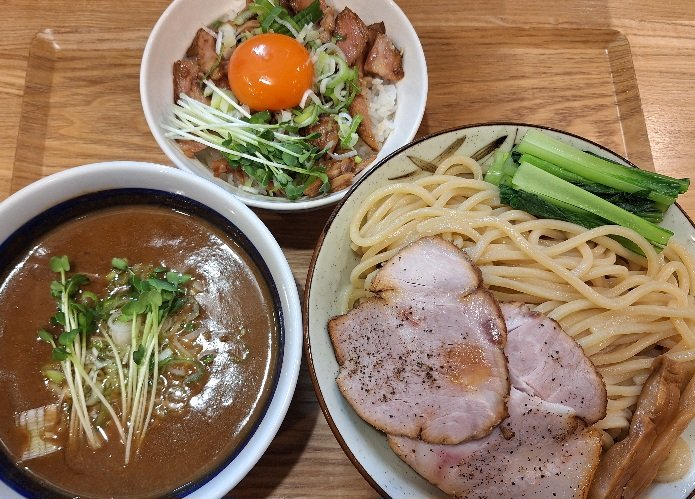 karanabeTW's tweet photo. 麺や てつ@岐阜県各務原市。
濃厚つけそば大盛り+ポークユッケ丼。
先月OPの新店へ初訪。運良く前客無しも着丼がかなり遅め。スープは相当に濃厚で重く固めの太麺で終盤は濃さに飽きてしまいキツイ。具はちょい駄目。つけ麺はスープ割りが一番良かったがこの店ラーメンの方が美味いのではなかろうか？ https://t.co/MFHw5AeuY8