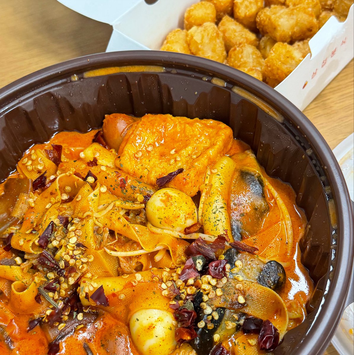 positiveyagu's tweet photo. 딴얘긴데  삼첩분식 로제마라샹궈떡볶이 자체 어플에서 8천원쿠폰 주니까 사먹어.... 종맛림  
#먹시환니
#맛백점만점에백호
#맛있어류
#맛인서
#동주고사먹고싶은맛
#현빈그릇만남긴다
#준서서먹고싶은맛 https://t.co/iOuNDn23Hq