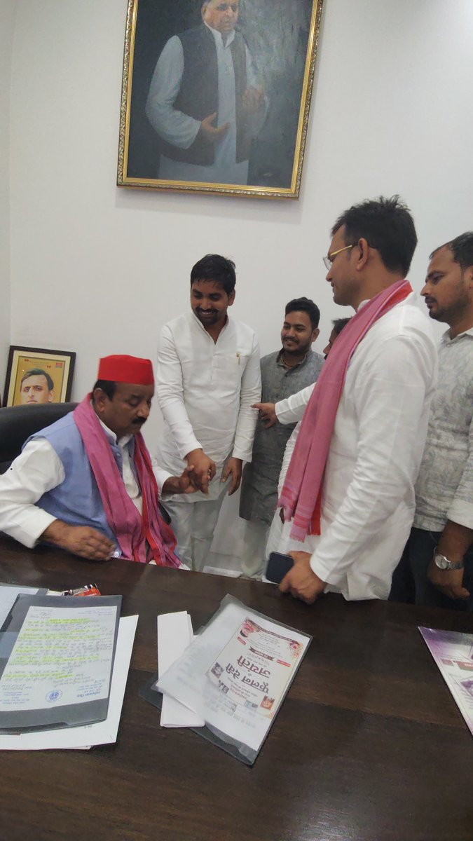 OMNATHVIND1's tweet photo. लखनऊ में समाजवादी पार्टी के प्रदेश अध्यक्ष आदरणीय प्रदेश अध्यक्ष जी का मार्गदर्शन, स्नेह और आशीर्वाद सदैव ऊर्जा एवं प्रेरणा प्रदान करता है। https://t.co/dLOCPOJugc