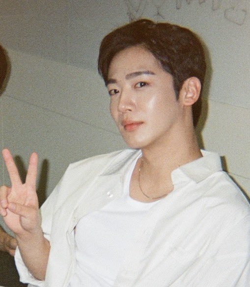 tsundere_yohan's tweet photo. It’s giving “this is what my dad looked like in the ’90s.” 😩😩😩 Sooooo handsome.

#김요한 #KIMYOHAN
#왕자와거지 #AllorNothing https://t.co/dSPTfmdz4c