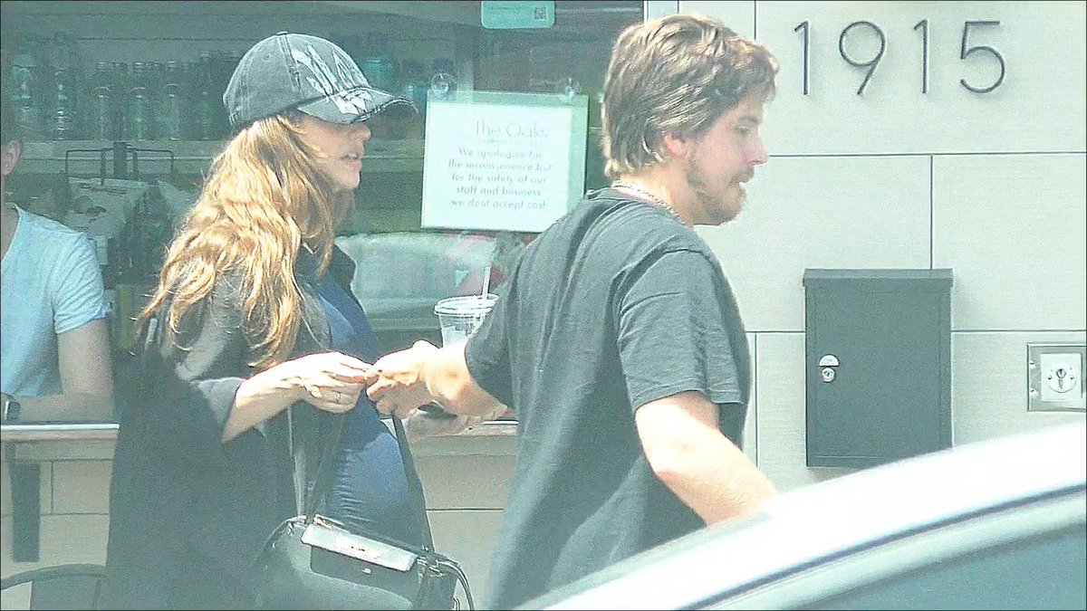 infopalvinhart's tweet photo. OLHA ELES DE NOVO! 🤏🏻 Barbara Palvin e Dylan Sprouse foram vistos ontem (07/08) almoçando juntos em Los Angeles! 

📸 Backgrid | Credit to all owners!! Please contact via DM for removal or credit!! 🙏 https://t.co/ElETFRc6C7