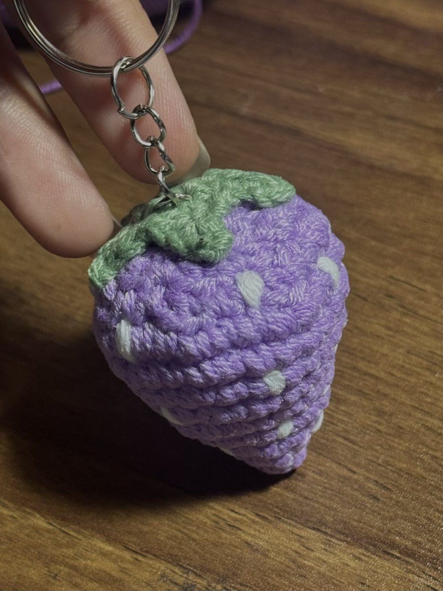 wilbeyss's tweet photo. was bored but then i remembered i kinda know how to crochet 🍓💜

GIG AND PURPLE LIGHT STICK NI BEANCA 🕯️✨🕯️✨🕯️ https://t.co/PDPajoacM6