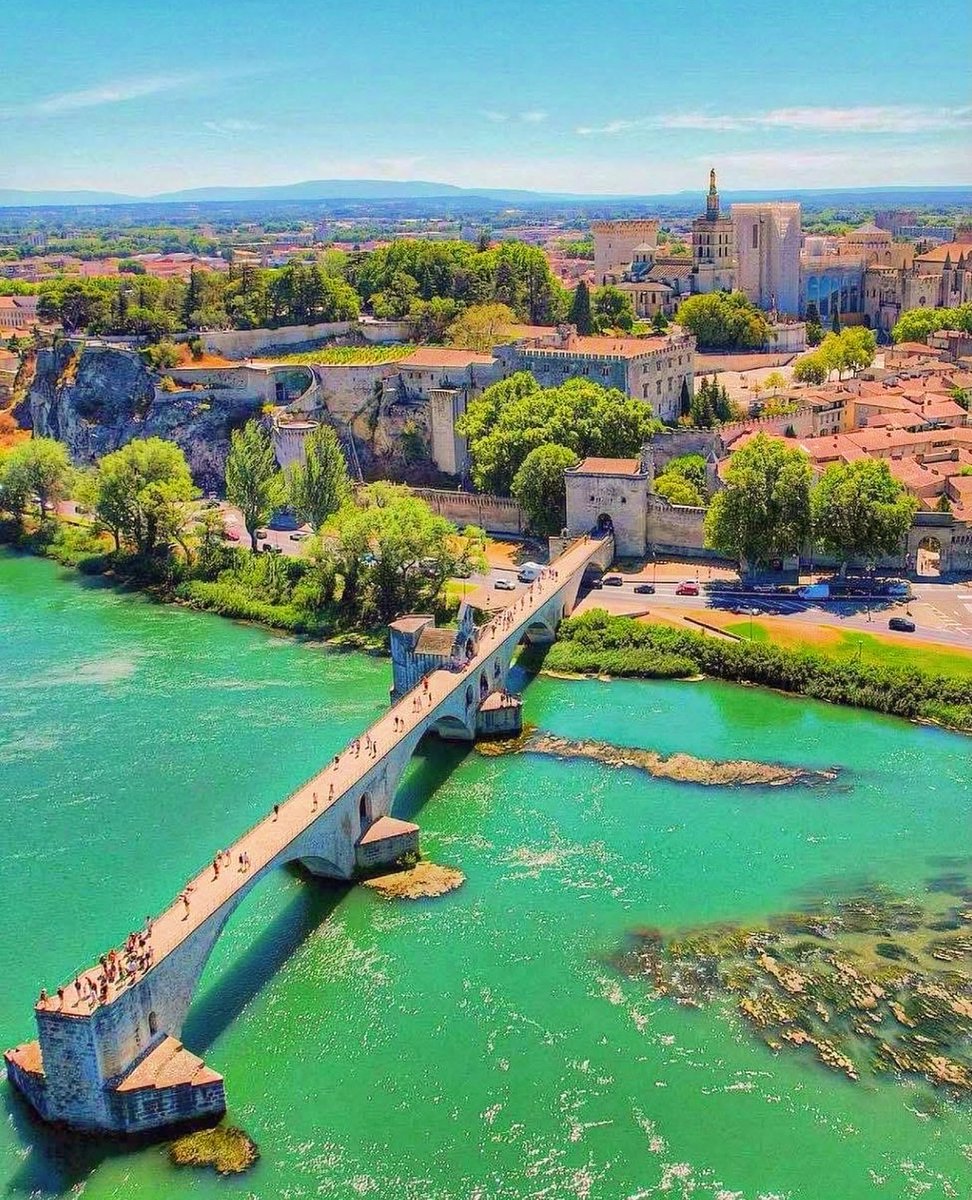 marseille_life's tweet photo. 南フランス🇫🇷アヴィニョン（Avignon）

14世紀にローマ教皇庁が置かれ、約70年間にわたりカトリック世界の中心となった歴史ある街🏰

現在も当時の壮大な教皇宮殿（Palais des Papes）や城壁が残り歴史地区は世界遺産に登録されています✨

写真はローヌ川に架かるサン・ベネゼ橋（Pont Saint-Bénézet）、通称「アヴィニョン橋」
12世紀に建設されましたが度重なる洪水で一部が崩壊し、現在は4つのアーチだけが残っています。

中世の歴史を今に伝える、プロヴァンスを代表する街のひとつです🇫🇷

#南フランス #プロヴァンス #アヴィニョン #南仏生活 #フランス旅行