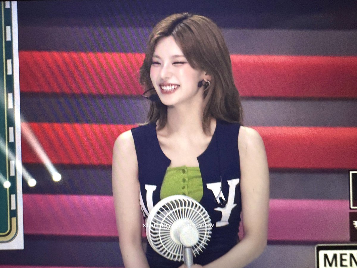storingyeji's tweet photo. 260808 팬미팅 #예지 #YEJI 

귀염 >.< https://t.co/RyrQanl1KW