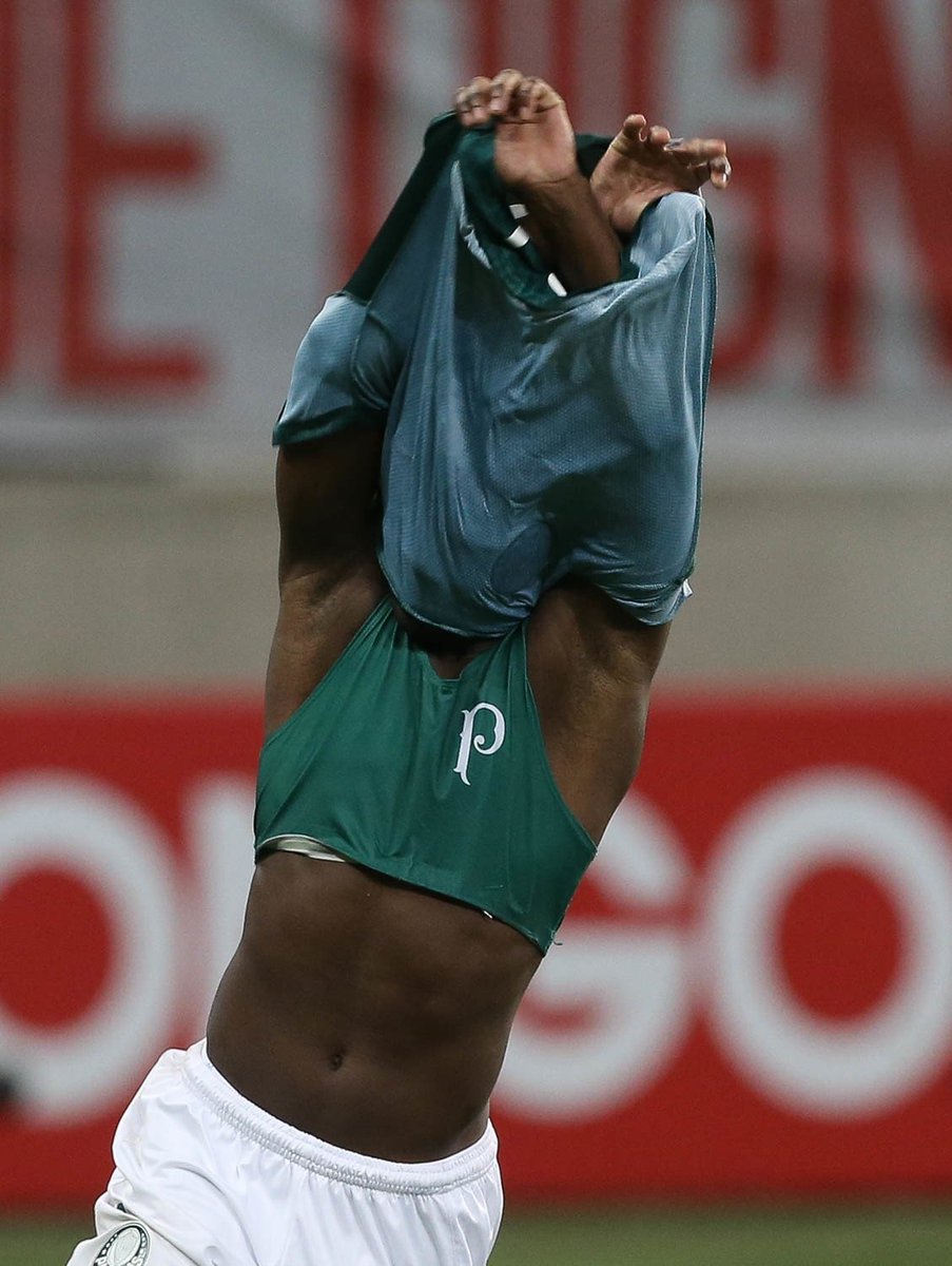 amorimbaiano's tweet photo. com 19 anos pegou a última bola pra bater em um jogo desse tamanho que não permite erros que não permite vilões que não permite falhas e colocou no ângulo dos imundos 

terá nossa gratidão amor e carinho eternamente https://t.co/ecBlP6UINx