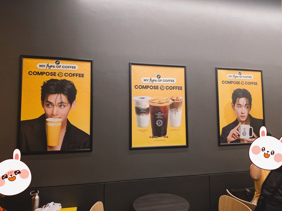 greywinterbear's tweet photo. Lucky to catch this before flying home 💜💜 The traffic and the rain didn't stop me to see my boy! @composecoffeeph

P.S. @taehyungtuesday flowers were so beautiful. So proud of Tae's fanbases for always supporting his projects. 💜

#TaehyungxComposeCoffee
#VxComposeCoffee https://t.co/O2KMRn7L5s