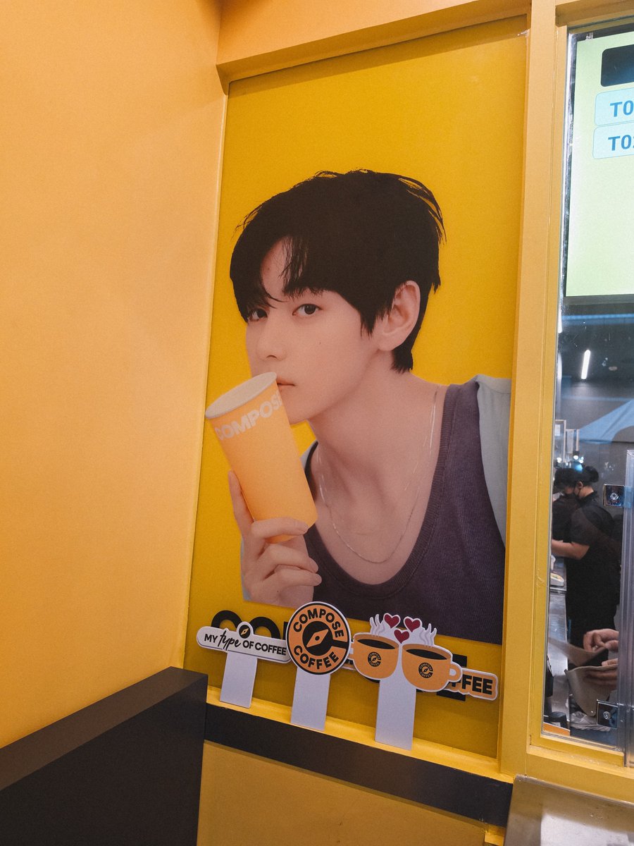 greywinterbear's tweet photo. Lucky to catch this before flying home 💜💜 The traffic and the rain didn't stop me to see my boy! @composecoffeeph

P.S. @taehyungtuesday flowers were so beautiful. So proud of Tae's fanbases for always supporting his projects. 💜

#TaehyungxComposeCoffee
#VxComposeCoffee https://t.co/O2KMRn7L5s