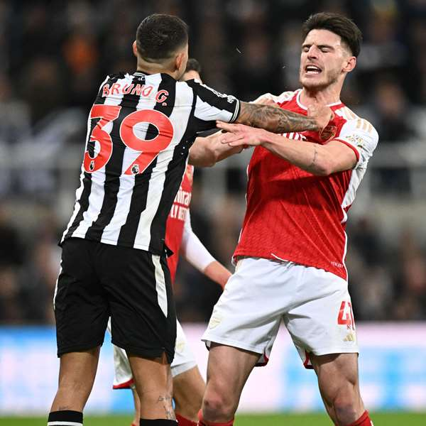 Footballogue's tweet photo. Cette anecdote de Bruno Guimarães après sa signature à Arsenal... 😭😭

"Declan Rice m’a envoyé un message et m'a dit : '𝗩𝗜𝗘𝗡𝗦 𝗜𝗖𝗜 𝗘𝗧 𝗦’𝗜𝗟 𝗧𝗘 𝗣𝗟𝗔𝗜̂𝗧, 𝗣𝗟𝗨𝗦 𝗗𝗘 𝗕𝗔𝗚𝗔𝗥𝗥𝗘𝗦, 𝗠𝗔𝗜𝗡𝗧𝗘𝗡𝗔𝗡𝗧 𝗢𝗡 𝗘𝗦𝗧 𝗔𝗠𝗜𝗦 !'"

(@Arsenal) https://t.co/roJdILmqcI
