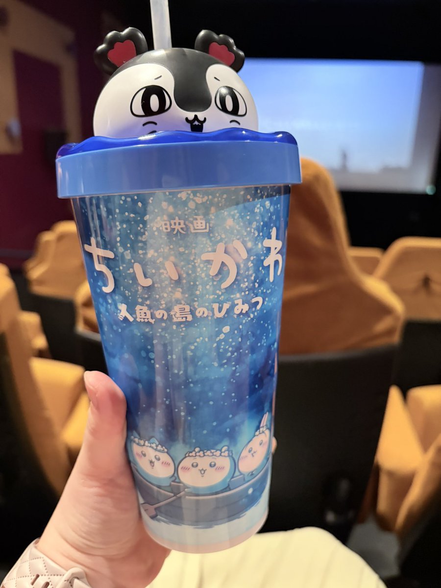 coco35335's tweet photo. ちいかわやっと映画みれた！！
絵も歌もかわいくてよかったぁぁ⟡.· 
特典のボンドロも可愛すぎるし、チャンスあったらまた見に行きたい〜🏝️ https://t.co/IZOlv7N11J