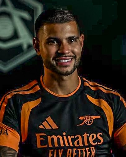 Footballogue's tweet photo. Cette anecdote de Bruno Guimarães après sa signature à Arsenal... 😭😭

"Declan Rice m’a envoyé un message et m'a dit : '𝗩𝗜𝗘𝗡𝗦 𝗜𝗖𝗜 𝗘𝗧 𝗦’𝗜𝗟 𝗧𝗘 𝗣𝗟𝗔𝗜̂𝗧, 𝗣𝗟𝗨𝗦 𝗗𝗘 𝗕𝗔𝗚𝗔𝗥𝗥𝗘𝗦, 𝗠𝗔𝗜𝗡𝗧𝗘𝗡𝗔𝗡𝗧 𝗢𝗡 𝗘𝗦𝗧 𝗔𝗠𝗜𝗦 !'"

(@Arsenal) https://t.co/roJdILmqcI