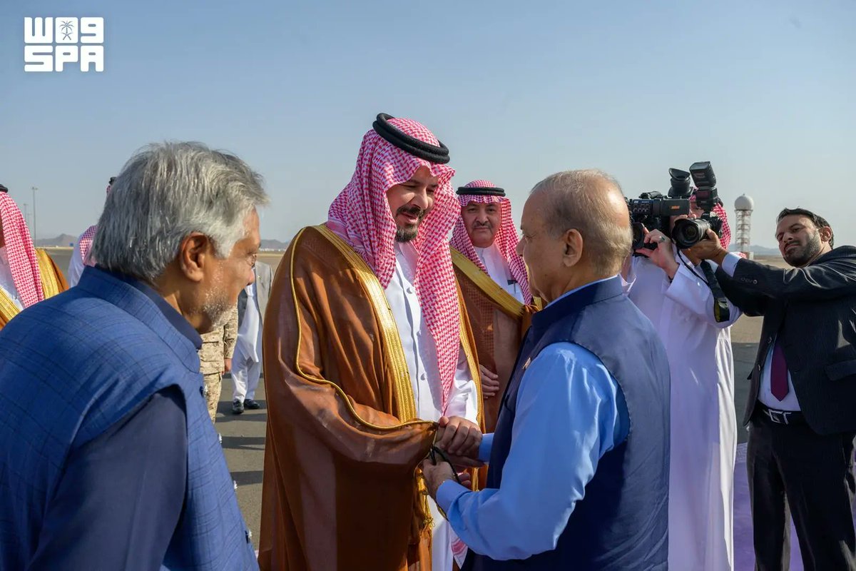 SAsocietynews's tweet photo. لقطات من مغادرة رئيس وزراء #باكستان المدينة المنورة صباح اليوم

#أخبار_المجتمع https://t.co/HMD84bMQ5r