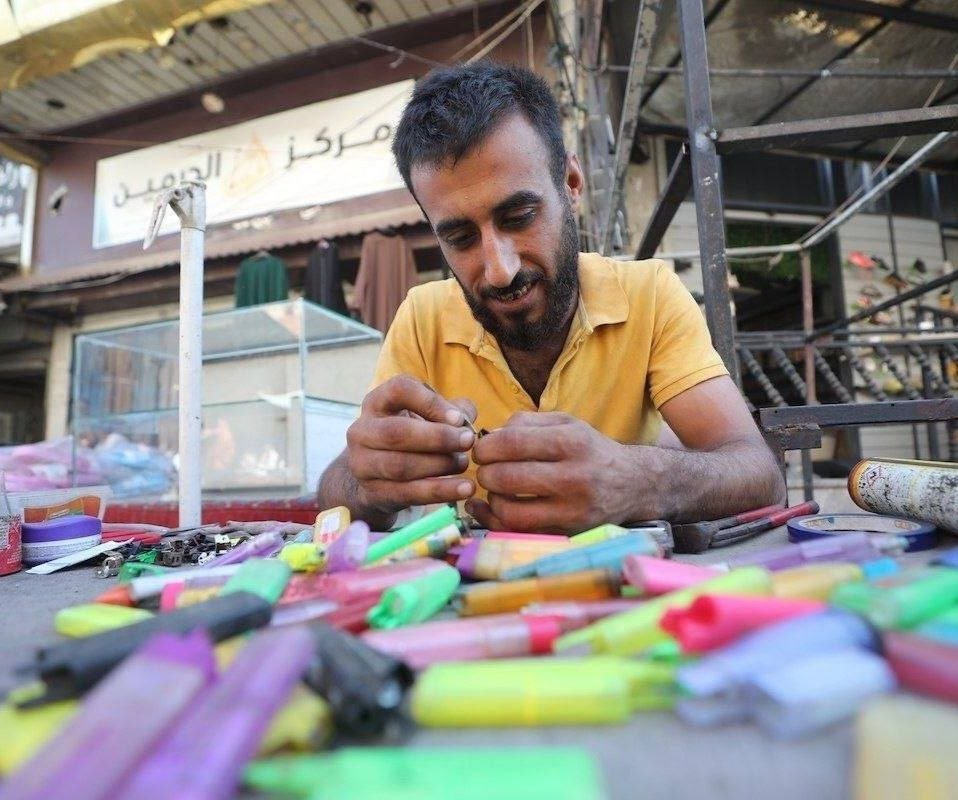 ErdemAskar's tweet photo. Gazze’de bir çakmak 30 dolara ulaşmış.

Nuseyrat Kampı’nda bir Filistinli, bulunamayan ve fiyatı fahiş seviyelere çıkan gazlı çakmakları tamir ederek yeniden kullanılabilir hâle getiriyor.

Bir çakmağın bile lüks hâline geldiği Gazze’de insanlar hayatta kalmaya çalışıyorken İslam ülkeleri ne yapıyor?

Gazze’nin ihtiyacı daha fazla kınama mesajı değil; ekmek, ilaç, yakıt ve insani yardım ve bir de çakmak...

Sorun sadece çakmak değil.

Sorun, kendi kararını veremeyen,
iradesini ortaya koymayan,
#ABD'nin çizdiği sınırlar dışına çıkamayan, "tam bağımsız İslam ülkeleri"(!)

#Gazze bunun en acı bedelini ödeyen sadece bir tane örnek.