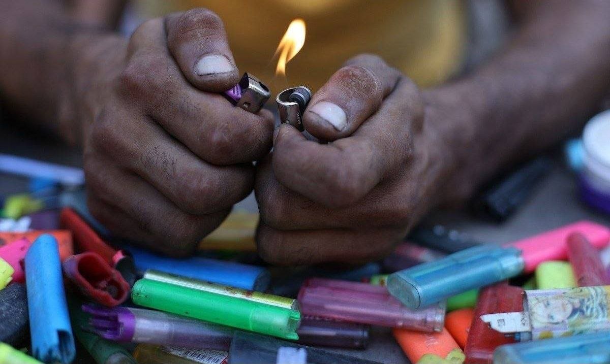 ErdemAskar's tweet photo. Gazze’de bir çakmak 30 dolara ulaşmış.

Nuseyrat Kampı’nda bir Filistinli, bulunamayan ve fiyatı fahiş seviyelere çıkan gazlı çakmakları tamir ederek yeniden kullanılabilir hâle getiriyor.

Bir çakmağın bile lüks hâline geldiği Gazze’de insanlar hayatta kalmaya çalışıyorken İslam ülkeleri ne yapıyor?

Gazze’nin ihtiyacı daha fazla kınama mesajı değil; ekmek, ilaç, yakıt ve insani yardım ve bir de çakmak...

Sorun sadece çakmak değil.

Sorun, kendi kararını veremeyen,
iradesini ortaya koymayan,
#ABD'nin çizdiği sınırlar dışına çıkamayan, "tam bağımsız İslam ülkeleri"(!)

#Gazze bunun en acı bedelini ödeyen sadece bir tane örnek.