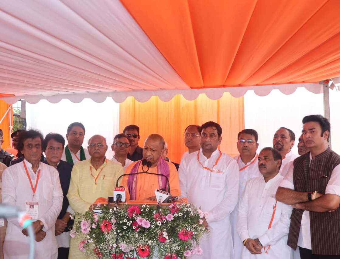 SuchnaMeerut's tweet photo. कांवड यात्रियो पर पुष्प वर्षा के उपरांत मा0 मुख्यमंत्री जी ने की प्रेस ब्रीफिंग
#कांवड़_यात्रा_2026  
@InfoDeptUP @UPGovt @CMOfficeUP @chiefsecyUP @DMMeerut https://t.co/5uLm2dnZz5