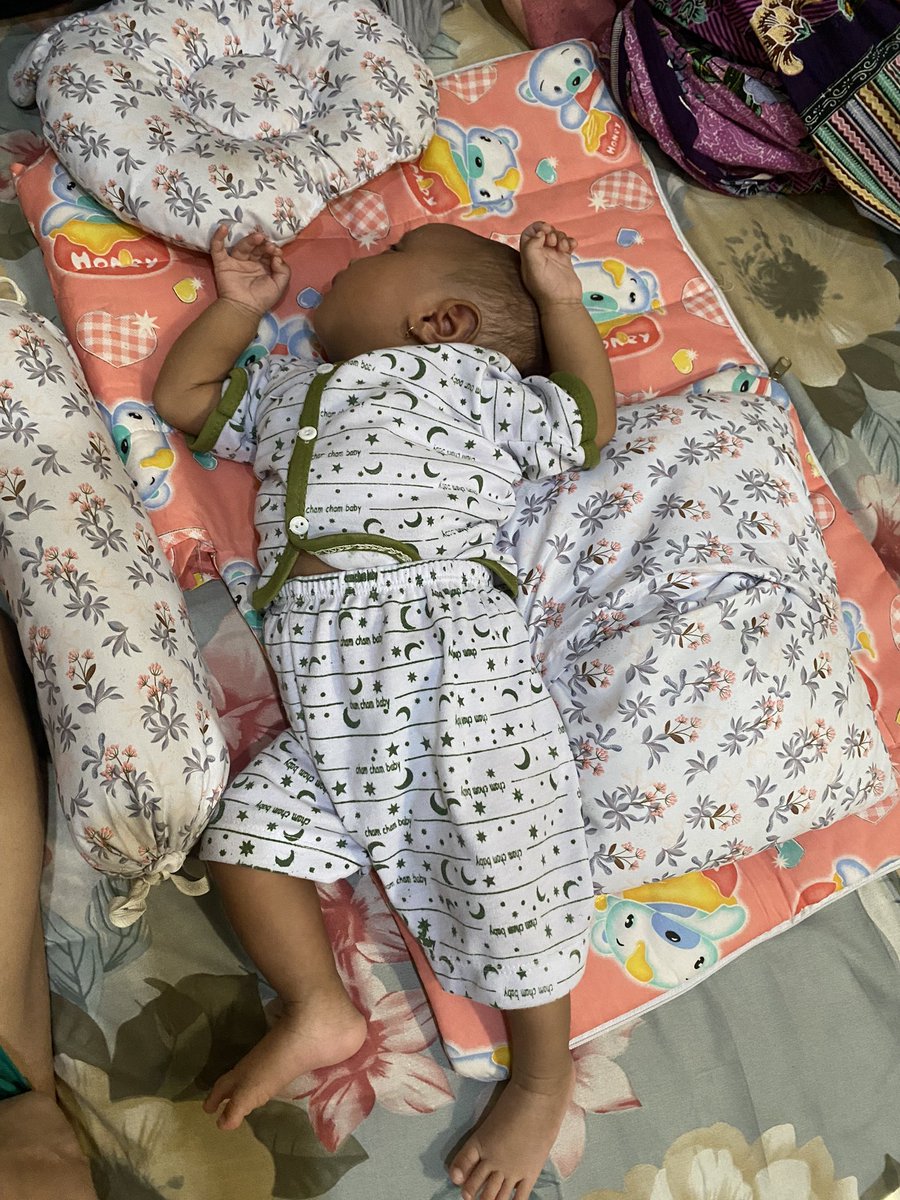 windayuniar28's tweet photo. Bayi satu bulanku. Gaya tidur apa lagi ini nak ? Cuma foto sebentar kok ini habis ini langsung dibenerin hehe https://t.co/eA3kkhw2aO