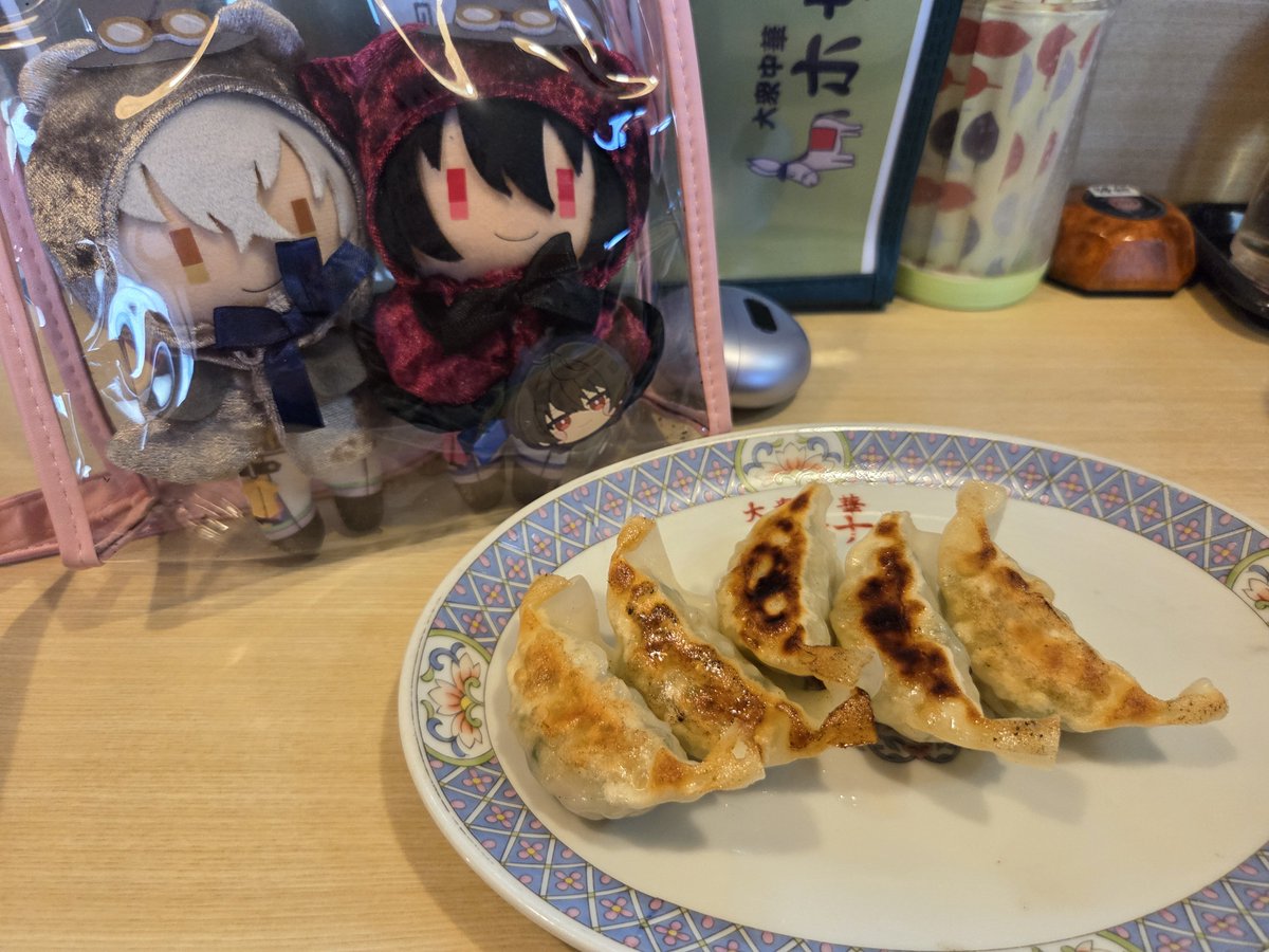 candy_EarlGrey's tweet photo. 千葉で食べた「ホワイトガウラーメン」とやらがとても美味しかった！袖ヶ浦のB級グルメらしいけど、これは地元にも欲しい！
凛『うんうん、アサリ出汁が出てて美味しいねぇ』
晃「おっ、このギョーザも美味いぜ♥」 https://t.co/CnD9Gfdsye