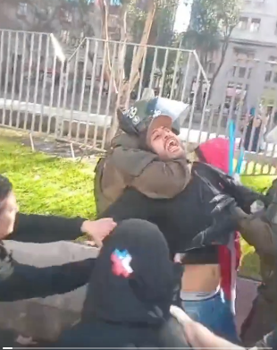 HQGatica's tweet photo. @FerradaRafa Los pacos, de cerebros lavados e ignorantes, muchos de ellos delincuentes, se esmeran en reprimir y castigar a otros chilenos que protestan en contra de un gobierno de mierda.
Actúan como si no fueran también chilenos y no entendieran que sus enemigos están entre sus mandos. https://t.co/0wRtsq4DfQ