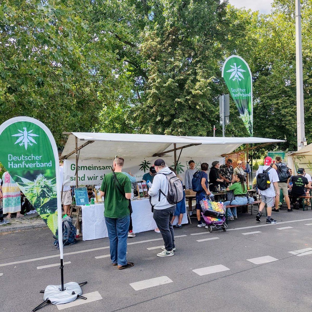 hanfverband's tweet photo. Wir sind auf der @hanfparade und freuen uns auf euch! Es gibt einen Infostand an dem ihr euer Cannabis testen könnt und die Ortsgruppe Berlin (@HanfverbandB) hat eine Dab-Bar für euch vorbereitet. https://t.co/P2IFS3kAfw