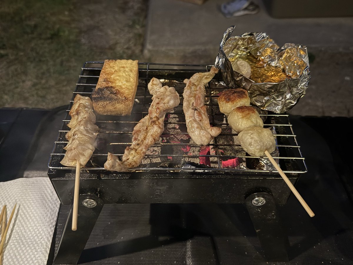 rabona13's tweet photo. 1週間前に金曜から盆休みと知り、急遽近場にソロキャンプ⛺️
前の日に呑みすぎて夜はシンプルに枝豆と焼き鳥🍺
朝は鮭の炊き込みご飯でがっつり食べて満喫ー😆 https://t.co/7EGc1duYZB