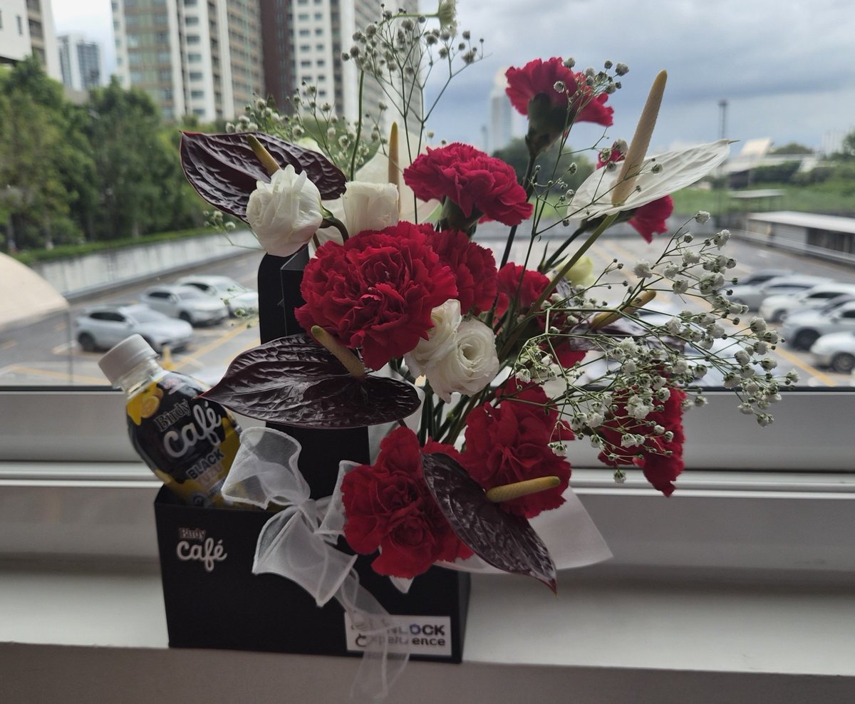 Jeewath01's tweet photo. จัดดอกไม้วันนี้ชอบมั้ย🌹🦫 https://t.co/CkPh8Cdugm