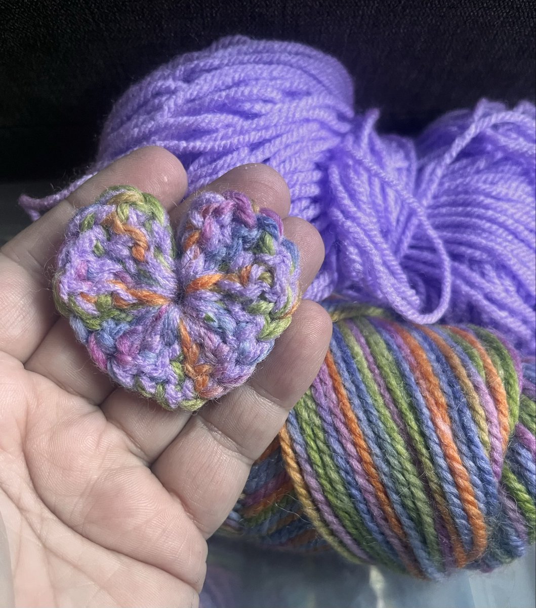tjaneball's tweet photo. Making hearts again for a charity 4louis always fun making them inbetween doing my bigger art pieces xx https://t.co/nPuAWWNT57