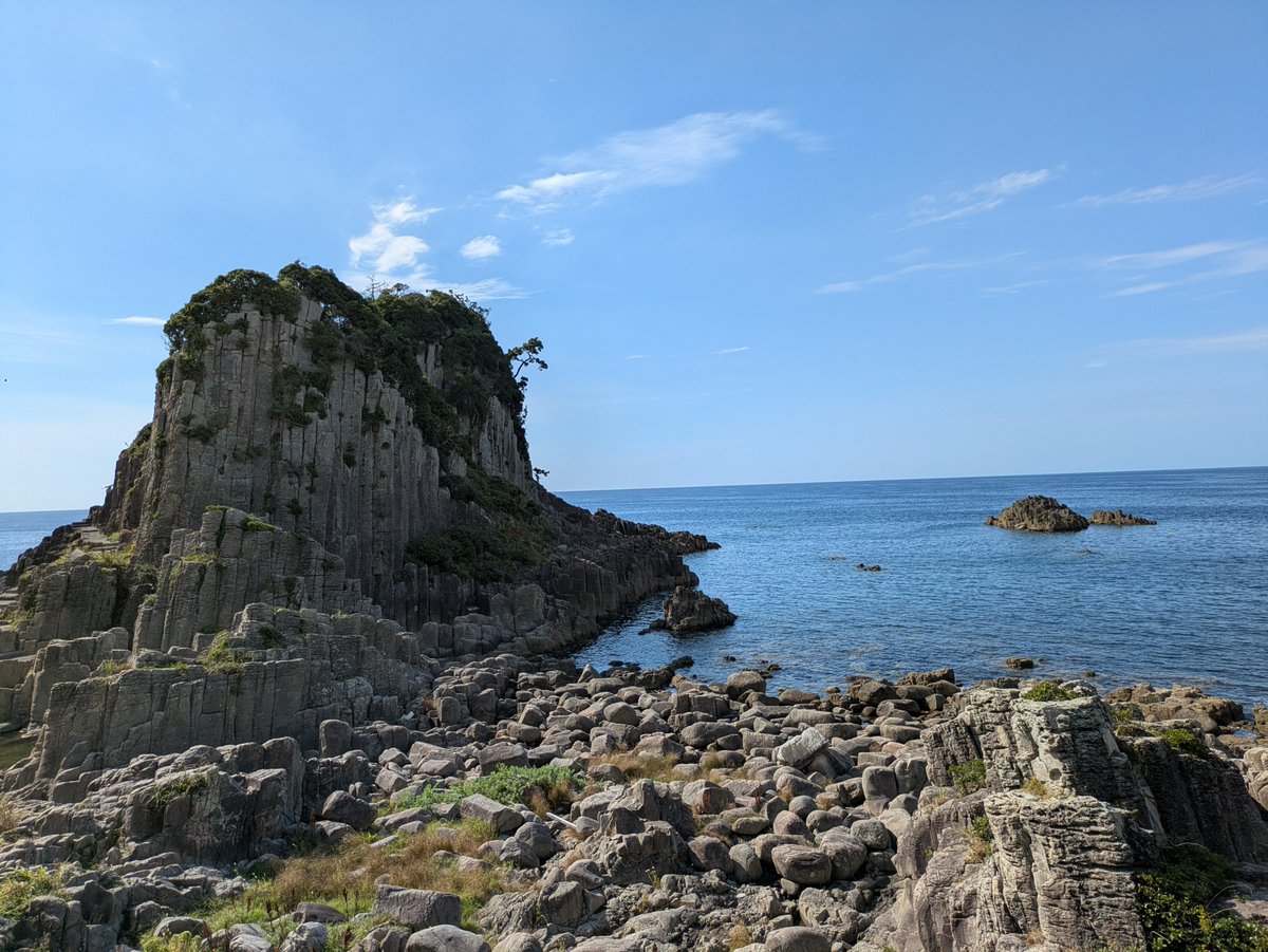 hsatoru2's tweet photo. 最後は鉾島園地を歩いて、北陸のお寿司食べて帰宅。鉾島周辺も柱状節理の岩場が点在していて遊泳したら面白そう。次来る機会があればここで泳いでみたい。 https://t.co/8nFB7AKqDZ